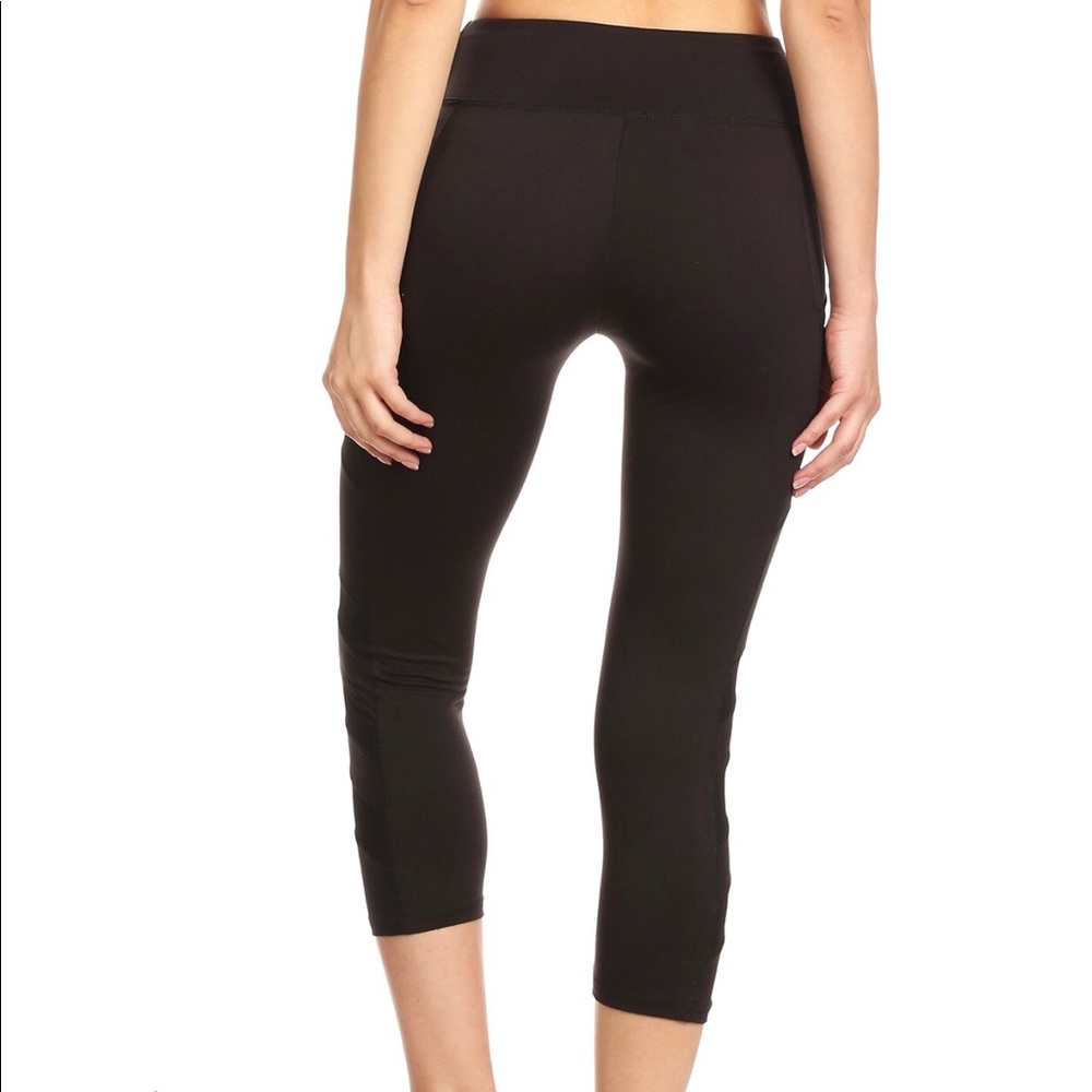 BLACK CROPPED LEGGINGS W/ MESH PANELS AND POCKETS - Picture 3 of 5